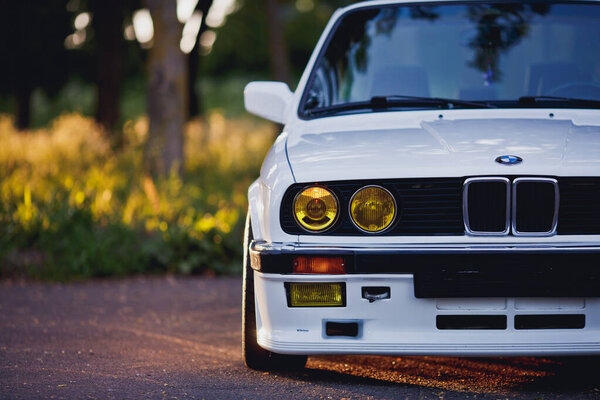 Оригинальный BMW M3 e30, спортивные колесные диски, тюнинг, блестящее старое классическое ретро..