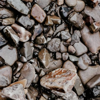 Sahilde çakıl taşları