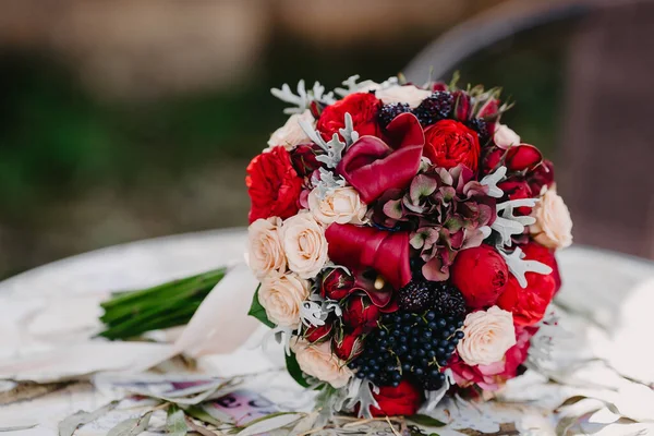 Red Wedding Bouquet Close — Stock Photo, Image