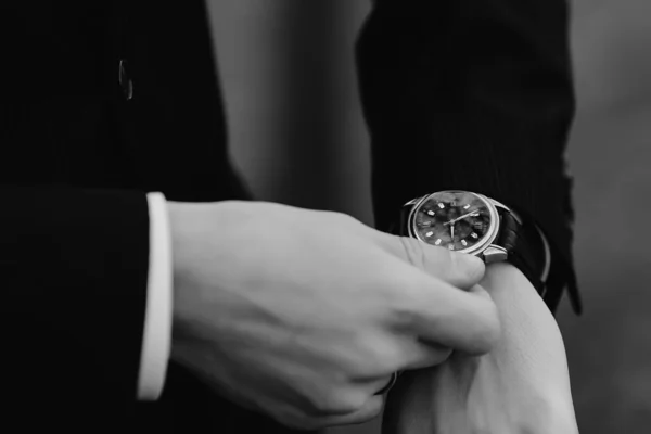 Geschäftsmann Überprüft Zeit Seiner Armbanduhr — Stockfoto