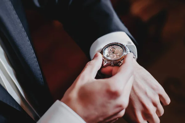 Nahaufnahme Einer Teuren Eleganten Uhr Der Hand — Stockfoto