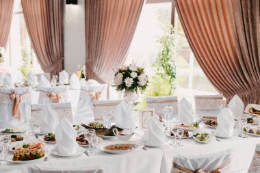 Düğün masası. Düğün süsleri masanın üstünde..