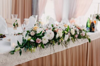 Düğün süsleri masanın üstünde.