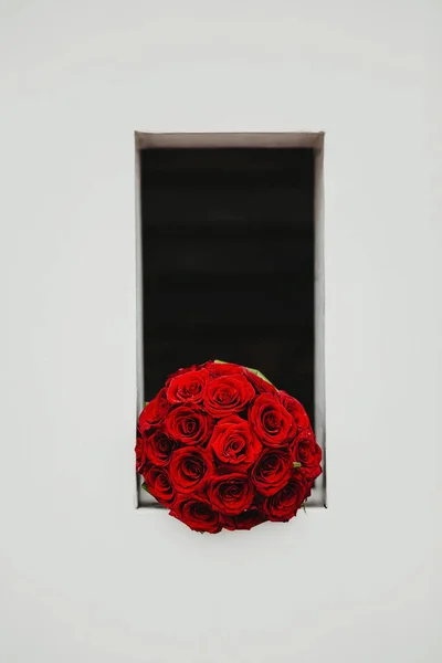 Bouquet Mariage Rose Rouge Dans Cadre Blanc — Photo