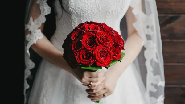 Braut Mit Roten Rosen Strauß — Stockfoto