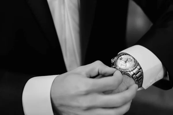Nahaufnahme Einer Teuren Eleganten Uhr Der Hand — Stockfoto