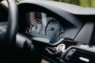 Hız göstergesi ve takometresi olan modern Araç Kontrol Paneli