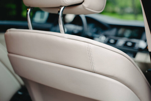 сиденья из белой кожи
.