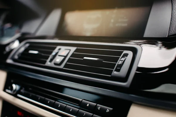 Agujero Aire Acondicionado Del Coche Cerca Panel Control Del Coche — Foto de Stock