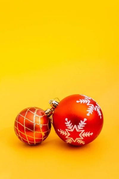 Dos bolas de árbol de Navidad rojo — Foto de Stock
