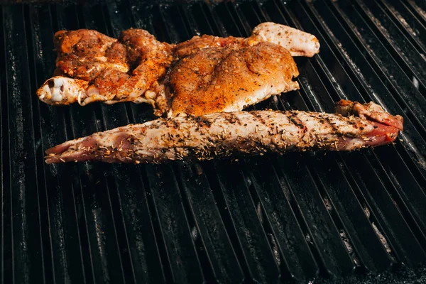 Smażenie mięsa na patelni grillowej — Zdjęcie stockowe