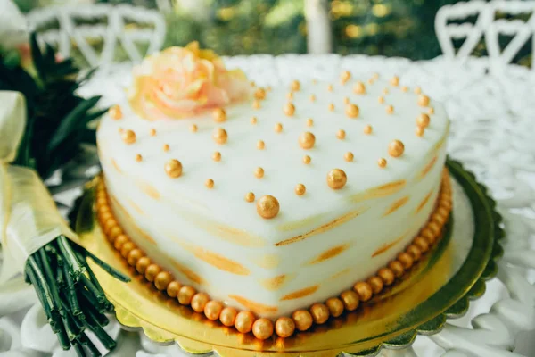 Wedding cake in the shape of a heart — Stock Photo, Image