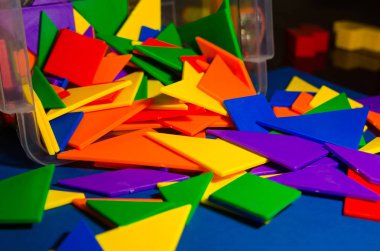 plastik bir kutu içinde yapıcı parçalar