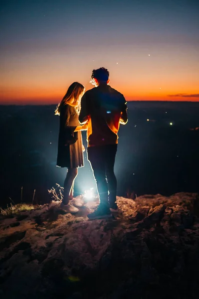 Un couple au-dessus de la ville de nuit — Photo