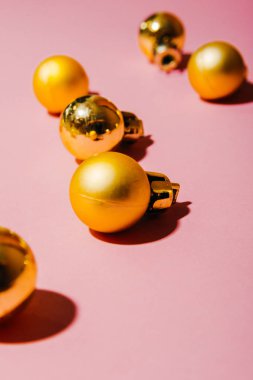 Küçük altın noel ağacı topları