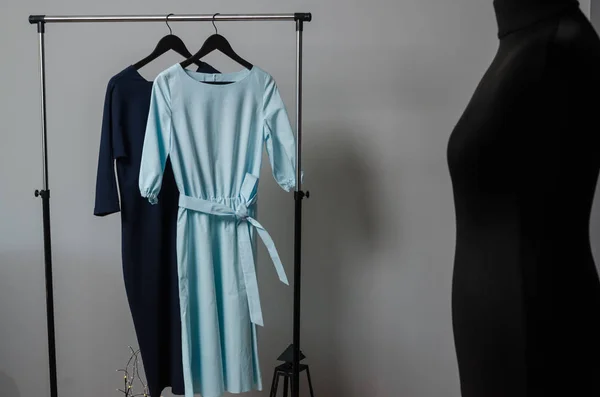 Askıda asılı elbiseler