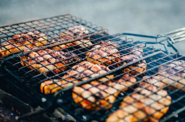 brazier üzerinde tavuk göğsü