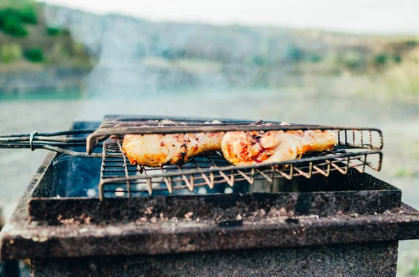 Brazier üzerinde tavuk göğsü — Stok fotoğraf