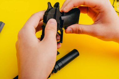 Tabancayı parçalardan monte et