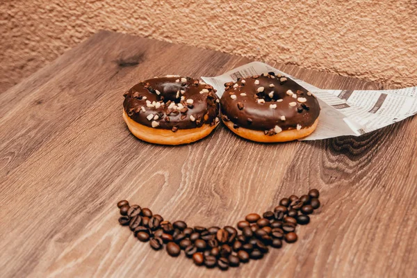 Улыбающееся лицо с пончиками и кофе — стоковое фото