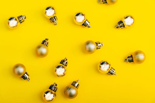 Pequeñas bolas de árbol de Navidad de oro — Foto de Stock