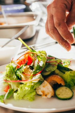 karides Sezar salatası