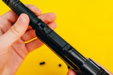 Tabancayı parçalardan monte et