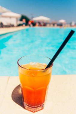 Sahilde portakal kokteyli.