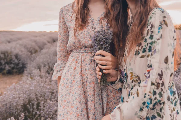 Friends in lavanda field — ストック写真