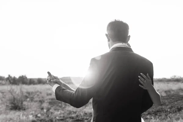 Gün batımında siyah siluetler