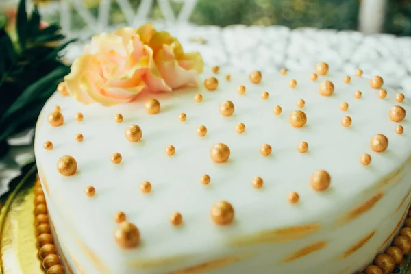 Wedding cake in the shape of a heart — Stock Photo, Image