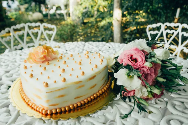 Wedding bouquet with cake — Stock Photo, Image