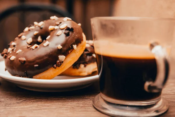 Эспрессо и шоколадные пончики — стоковое фото
