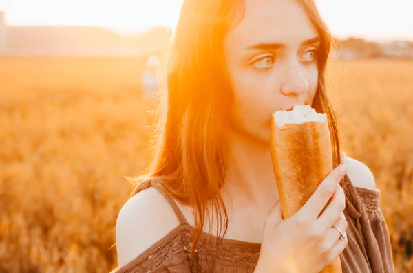 buğday çayır kadında