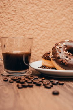 Espresso ve çikolatalı çörek.