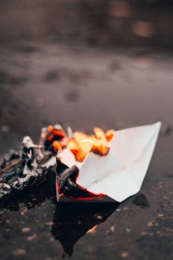 Kağıttan tekne yanıyor.