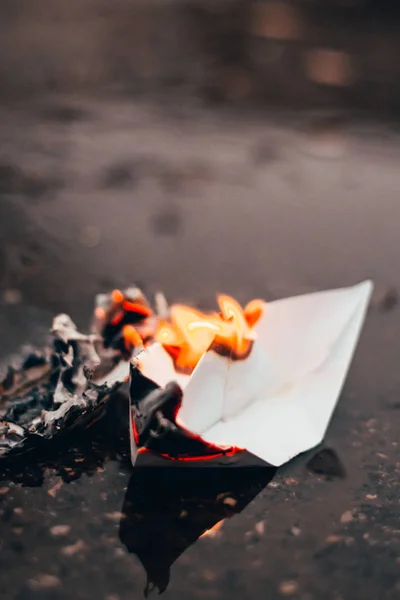 Papírový člun hoří — Stock fotografie