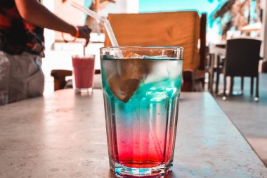 pembe ve mavi soğuk içecek