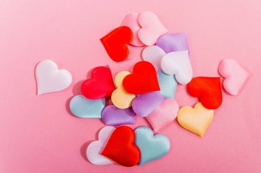 Renkli küçük kalpler