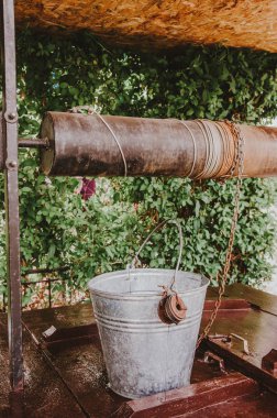 Bahçede eski su kuyusu