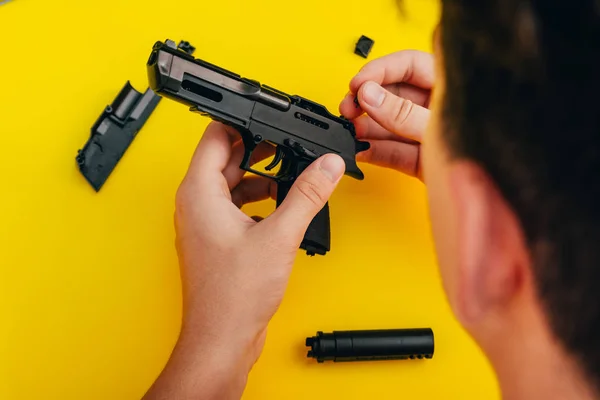 Montar pistola a partir das peças — Fotografia de Stock