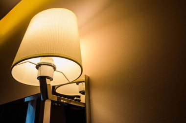 Yatak odasında lamba