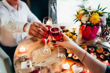 iki şampanya içmek