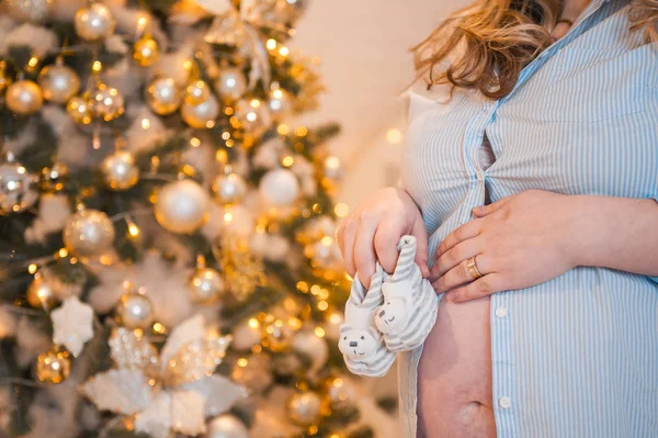 Bebek çoraplı hamile anne.