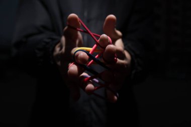 Parmaklarıyla bilmece oyunu