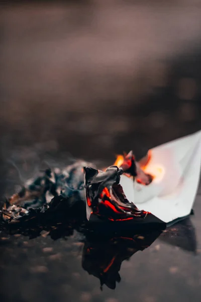 Barca di carta in fiamme — Foto Stock