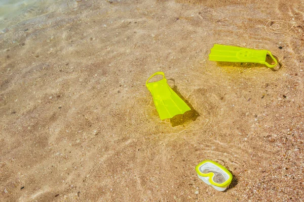 黄色の水泳フリッパーとマスク — ストック写真