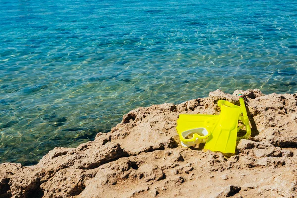 Aletas de natación amarillas y máscara — Foto de Stock