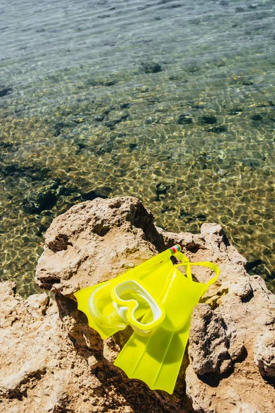 Gelbe Schwimmflossen und Maske — Stockfoto