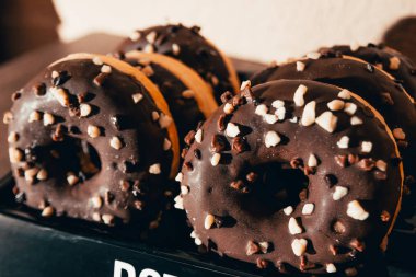 Kahve dükkanındaki çikolatalı çörekler.